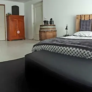 https://chambre-au-tonneau.hotels-rhonealpes.com